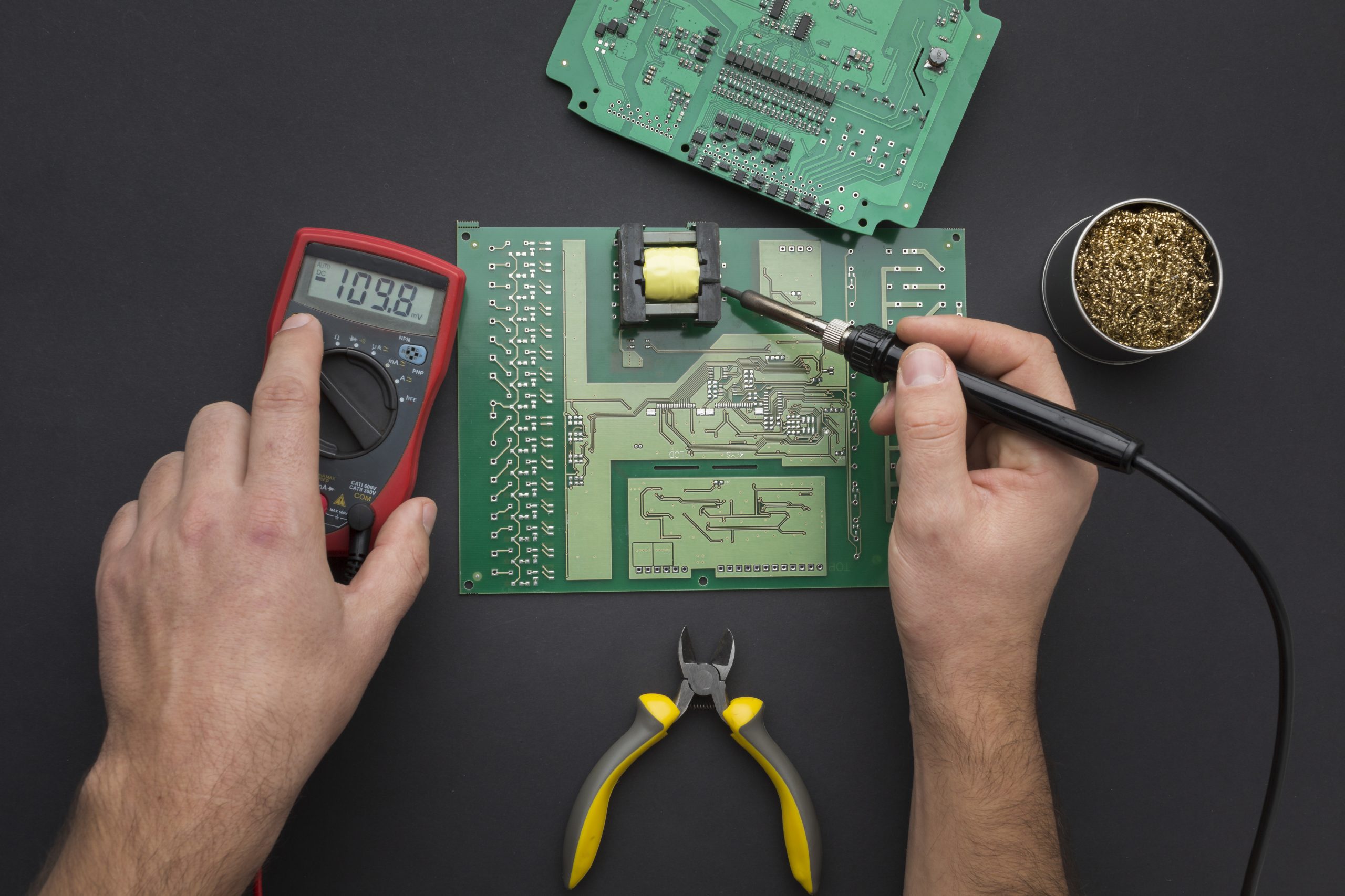 INSIGHTS Scheda Elettronica Personalizzata vs. Quadri Elettronici Standard: Quale Conviene?