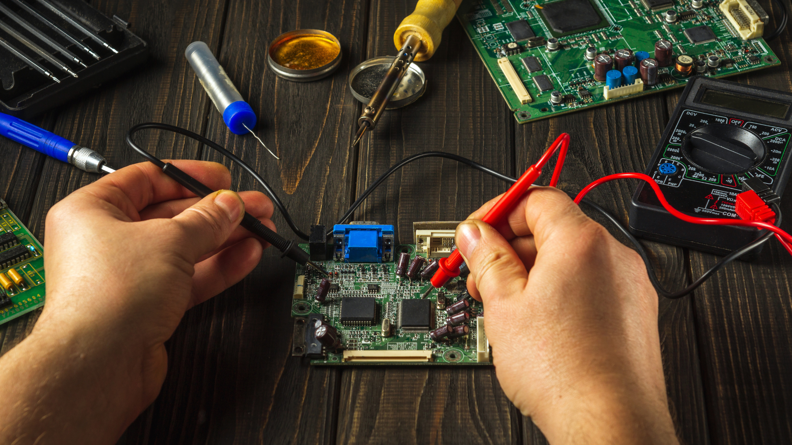 INSIGHTS Dalla scheda standard alla scheda custom: quando una soluzione elettronica personalizzata diventa necessaria per far evolvere il macchinario.