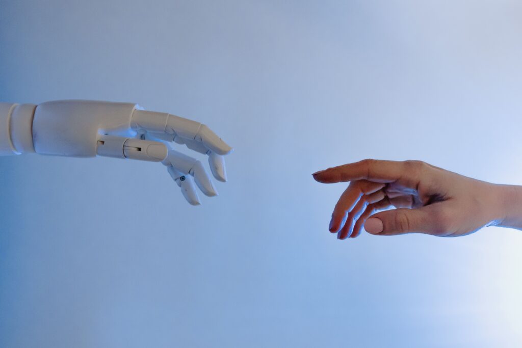 Transizione 5.0 nel 2026: cosa rende un macchinario eleggibile Robot e persona rappresentano l’integrazione tra automazione e tecnologia per la Transizione 5.0