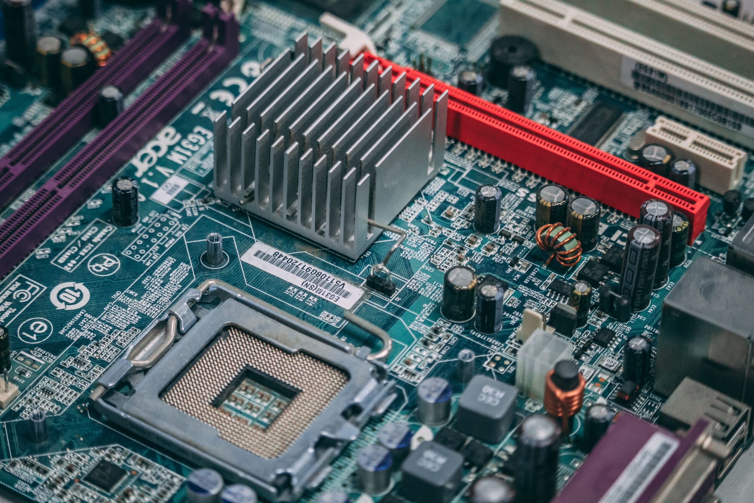 INSIGHTS Un dissipatore contribuisce a smaltire il calore generato dai componenti elettronici e a mantenere la scheda nelle condizioni operative previste.